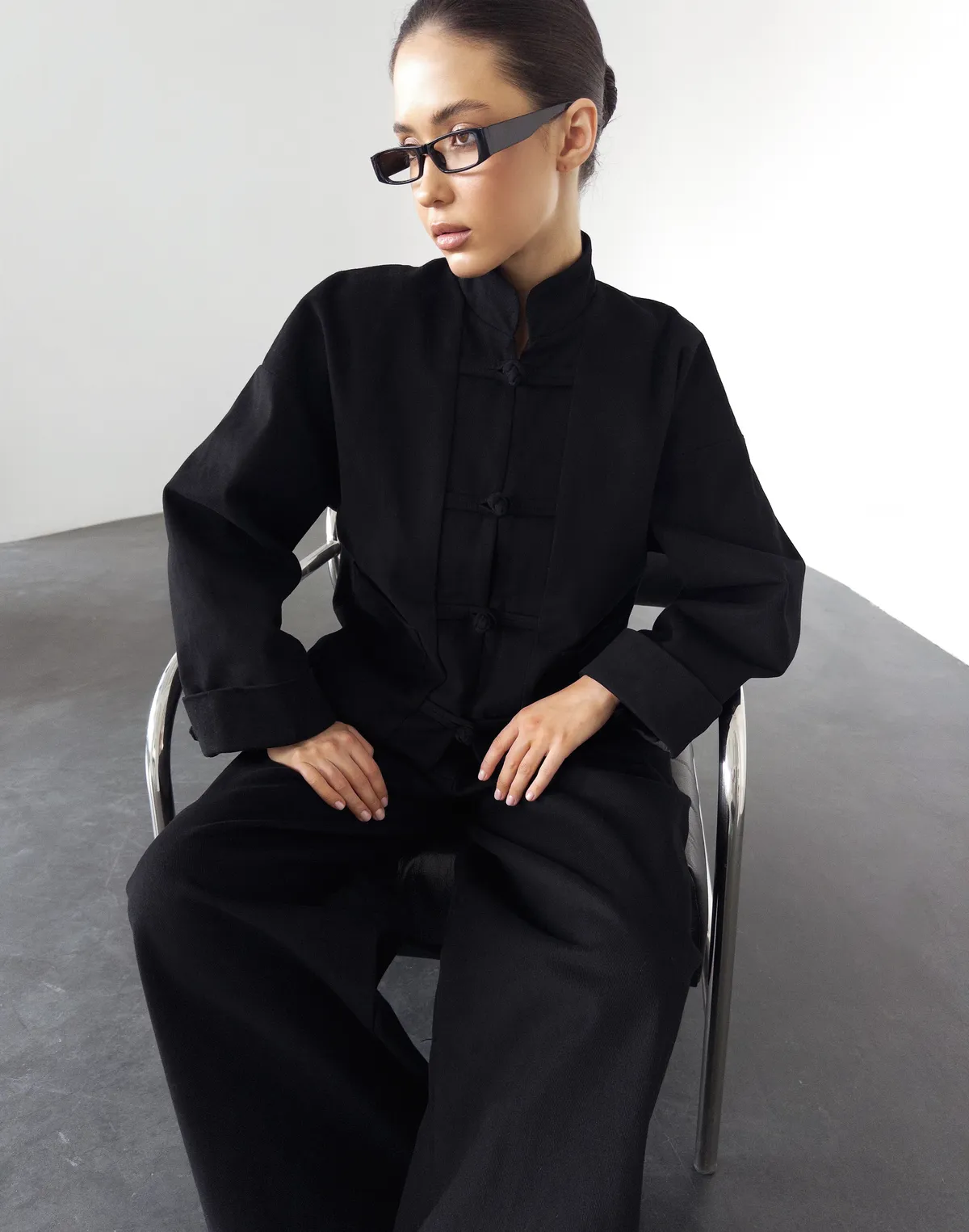 Котонова весняна оверсайз куртка в азійському стилі, чорна - Фото 4