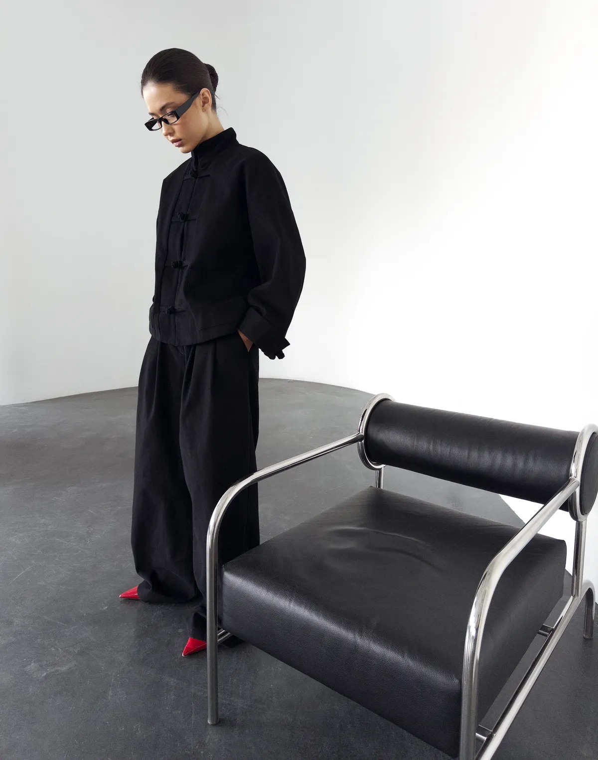 Котонова весняна оверсайз куртка в азійському стилі, чорна - Фото 3