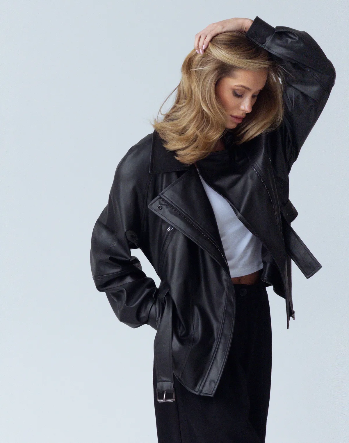Куртка з екошкіри з поясом з акцентною талією, чорна - Фото 7