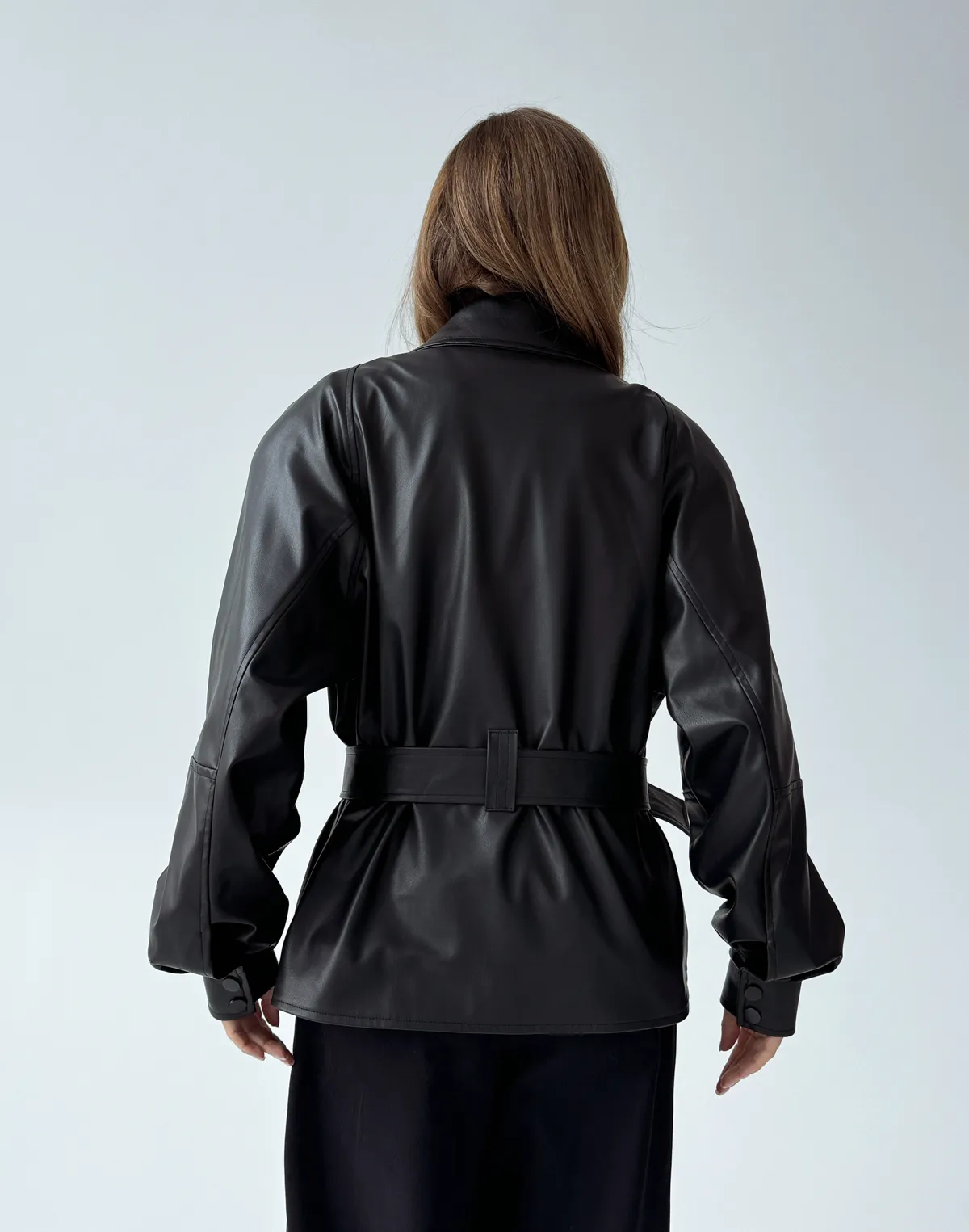 Куртка з екошкіри з поясом з акцентною талією, чорна - Фото 2