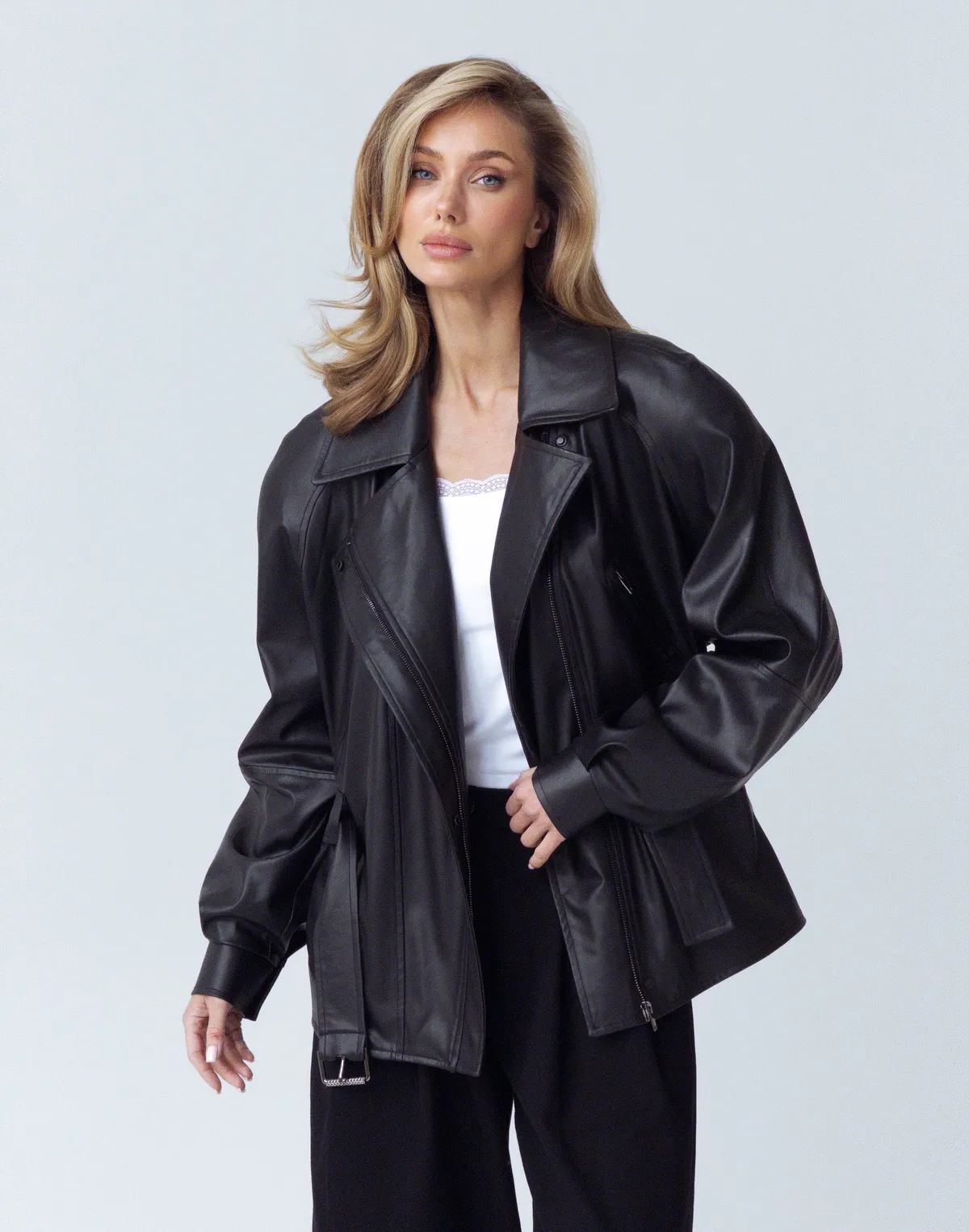 Куртка з екошкіри з поясом з акцентною талією, чорна - Фото 3