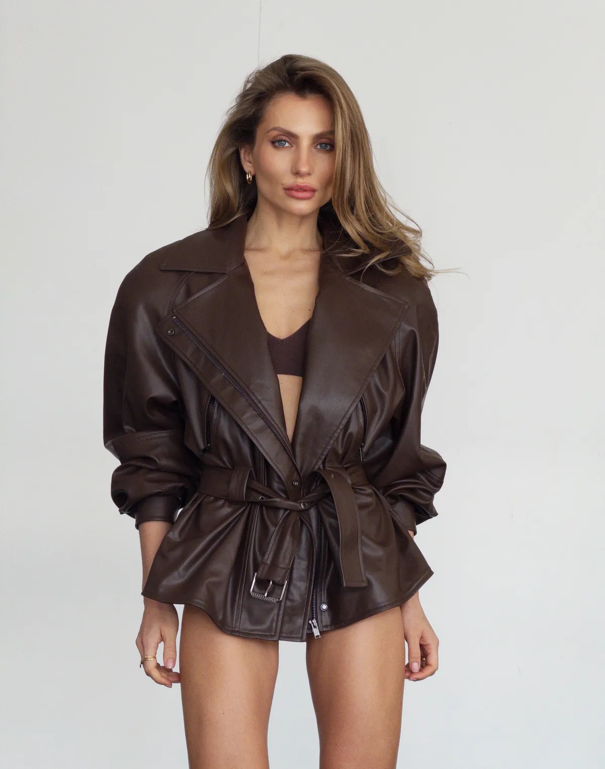 Куртка з екошкіри з поясом з акцентною талією, коричнева - Фото 8