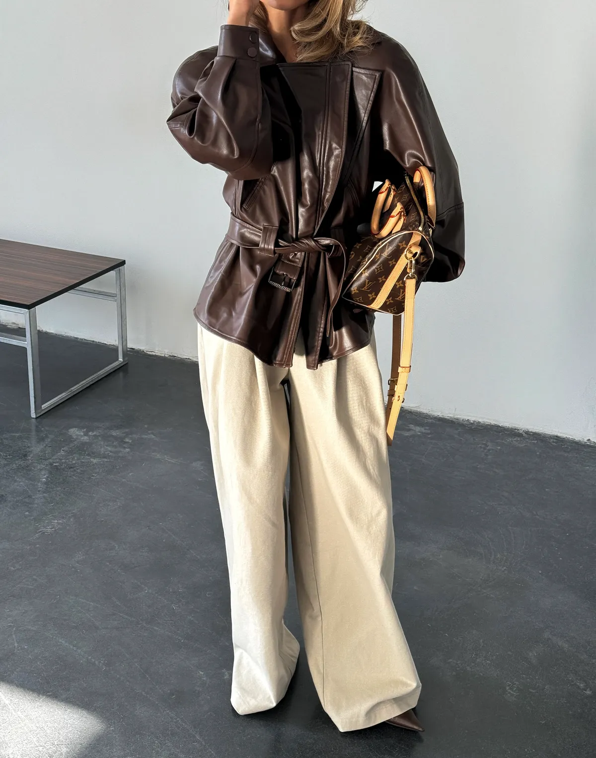 Куртка з екошкіри з поясом з акцентною талією, коричнева - Фото 7