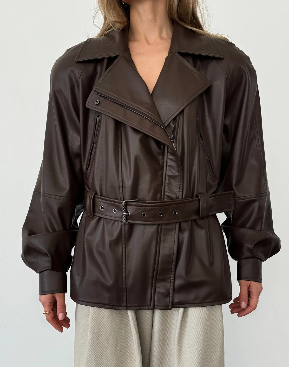 Куртка з екошкіри з поясом з акцентною талією, коричнева - Фото 1