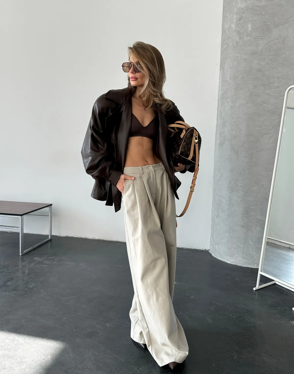 Куртка з екошкіри з поясом з акцентною талією, коричнева - Фото 5