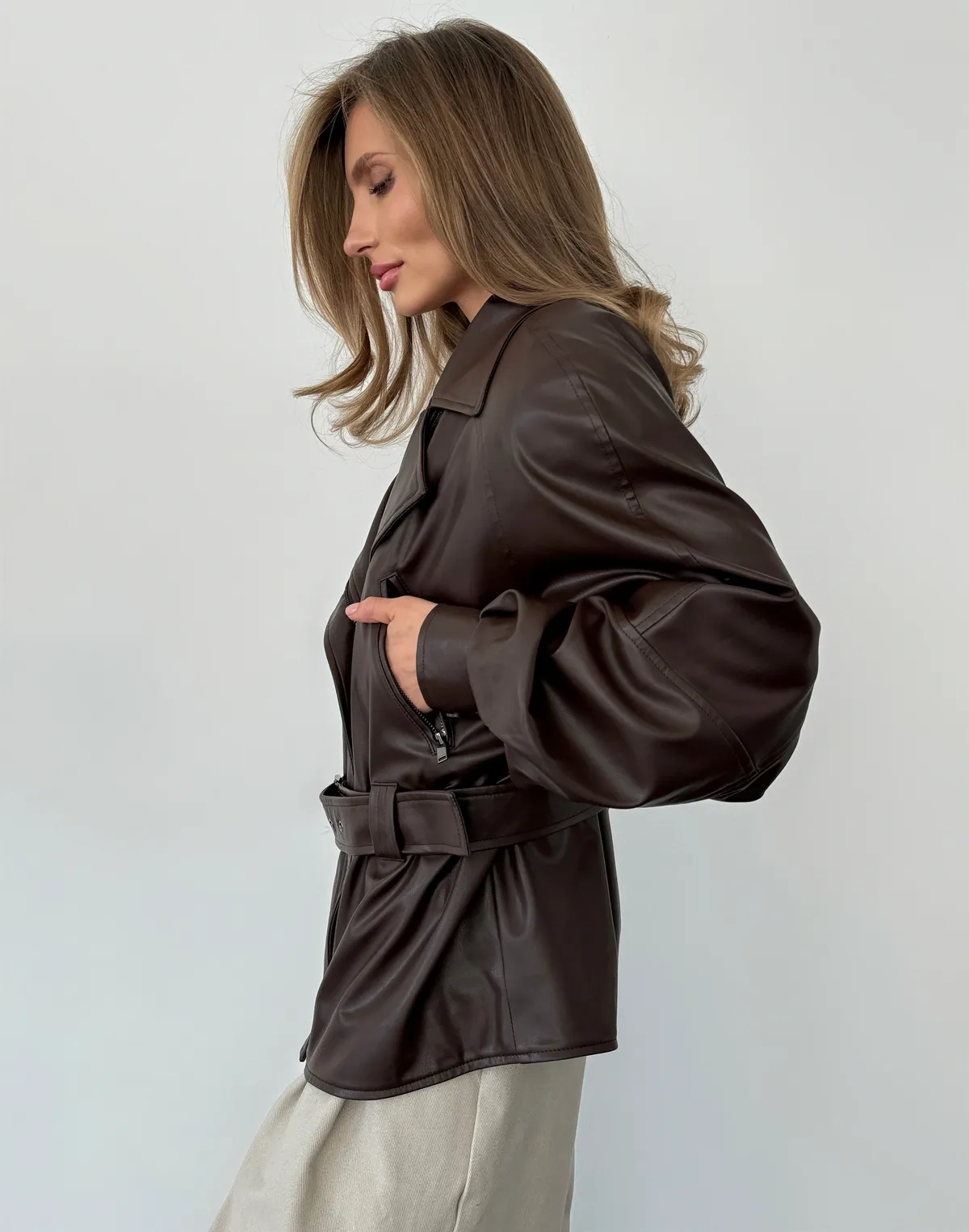 Куртка з екошкіри з поясом з акцентною талією, коричнева - Фото 2