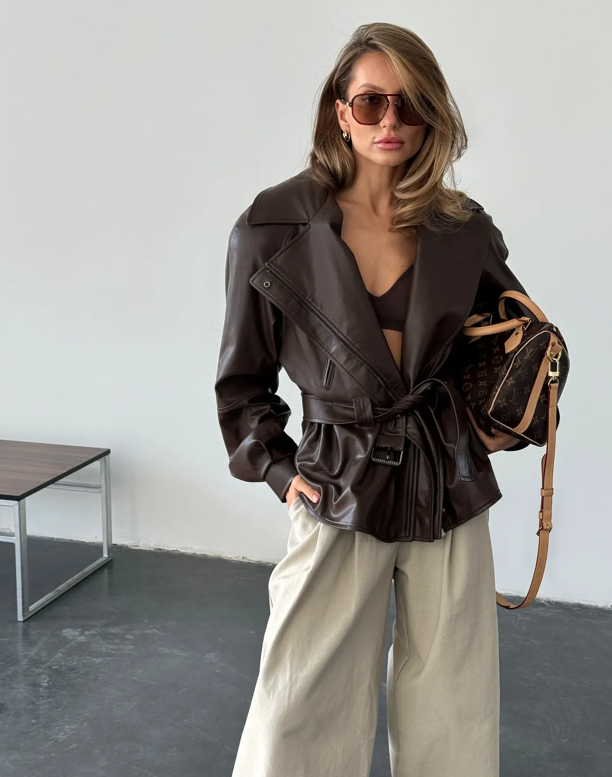 Куртка з екошкіри з поясом з акцентною талією, коричнева - Фото 4