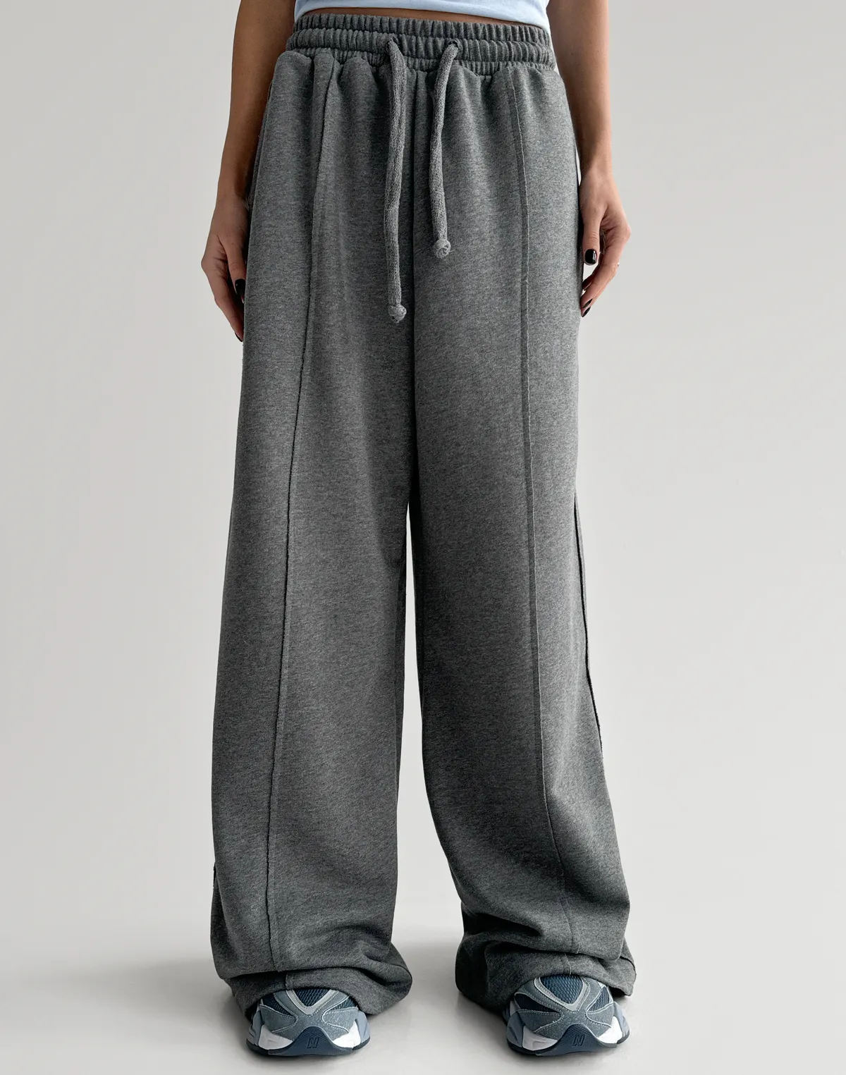 Штани прямі з декоративними кишенями позаду, темний меланж - Фото 1