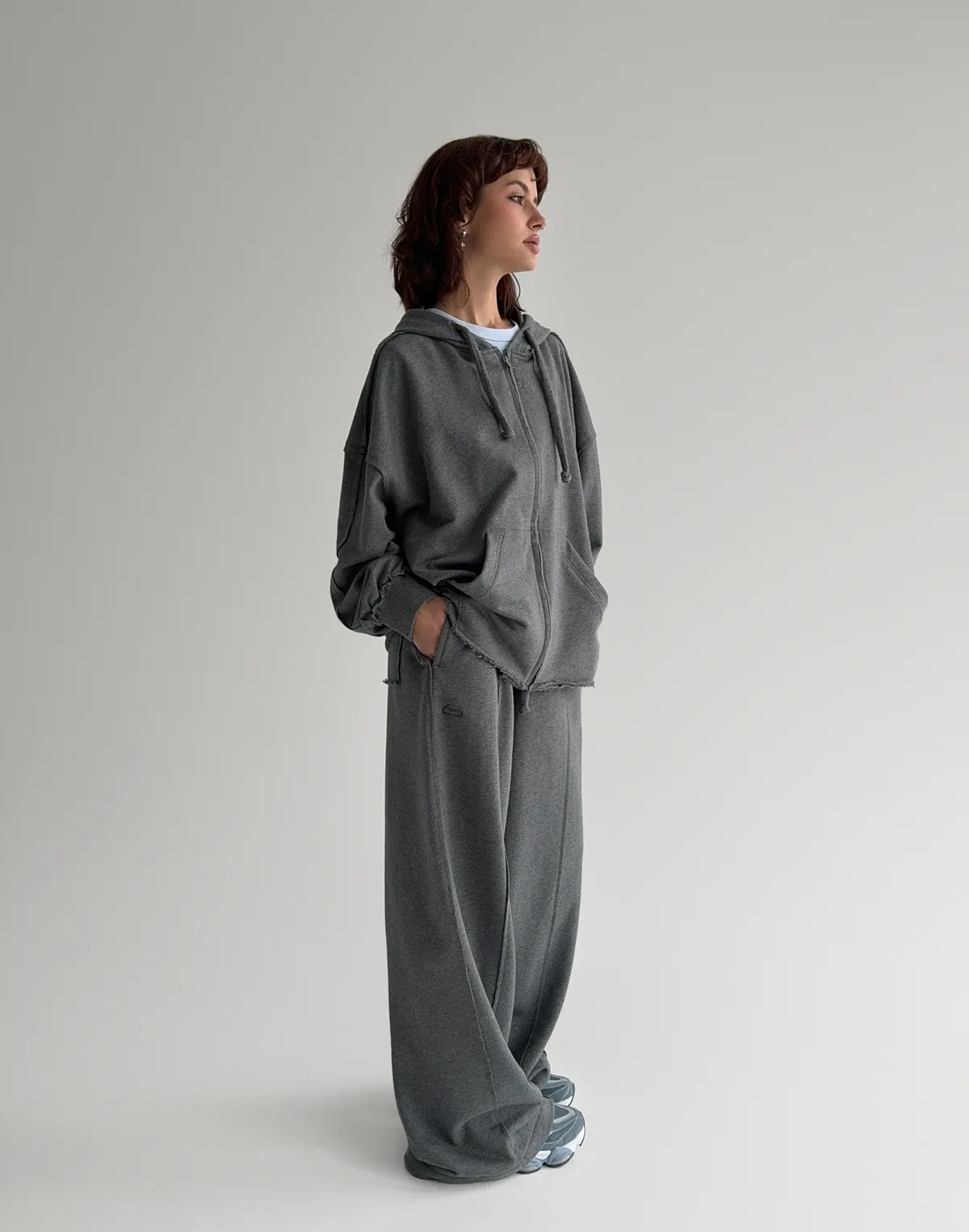 Штани прямі з декоративними кишенями позаду, темний меланж - Фото 4