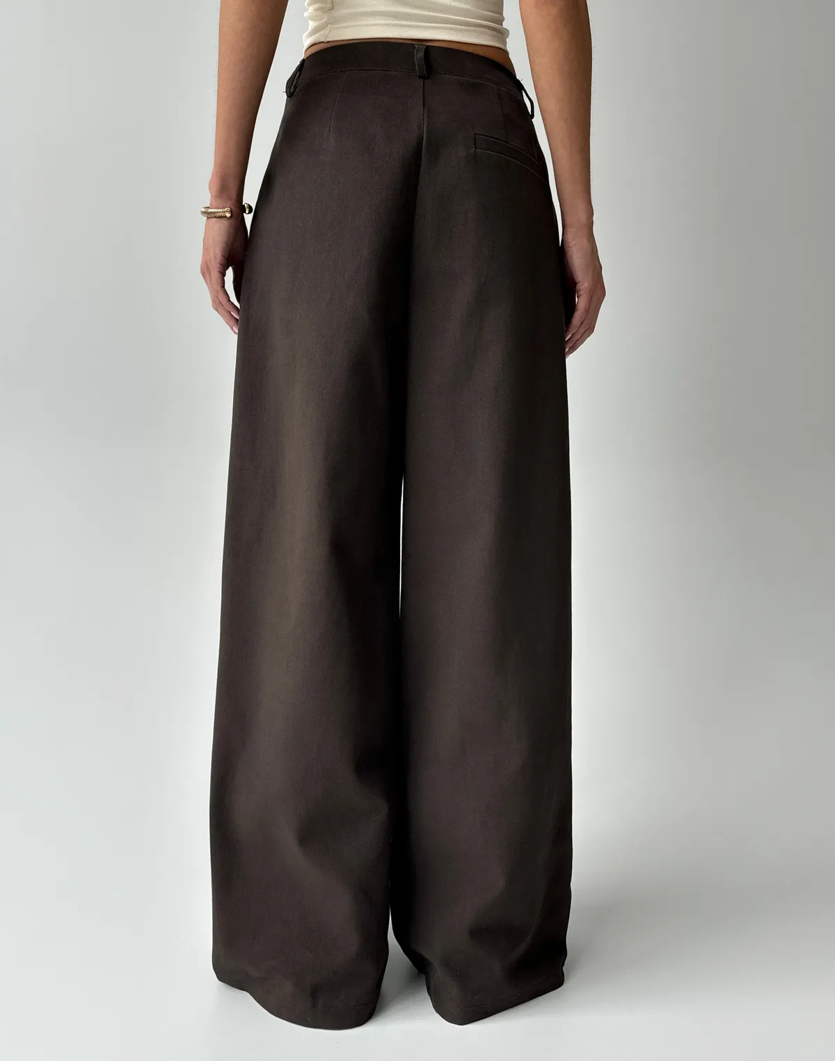Базові штани з котону вільного крою, шоколадні - Фото 2