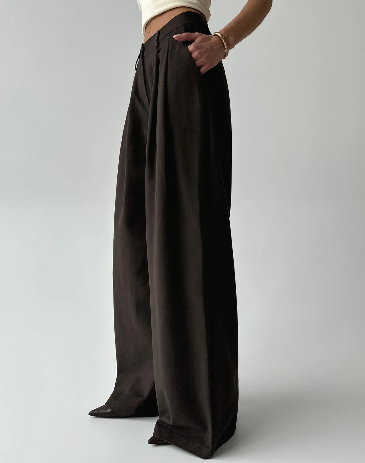 Базові штани з котону вільного крою, шоколадні - Фото 7