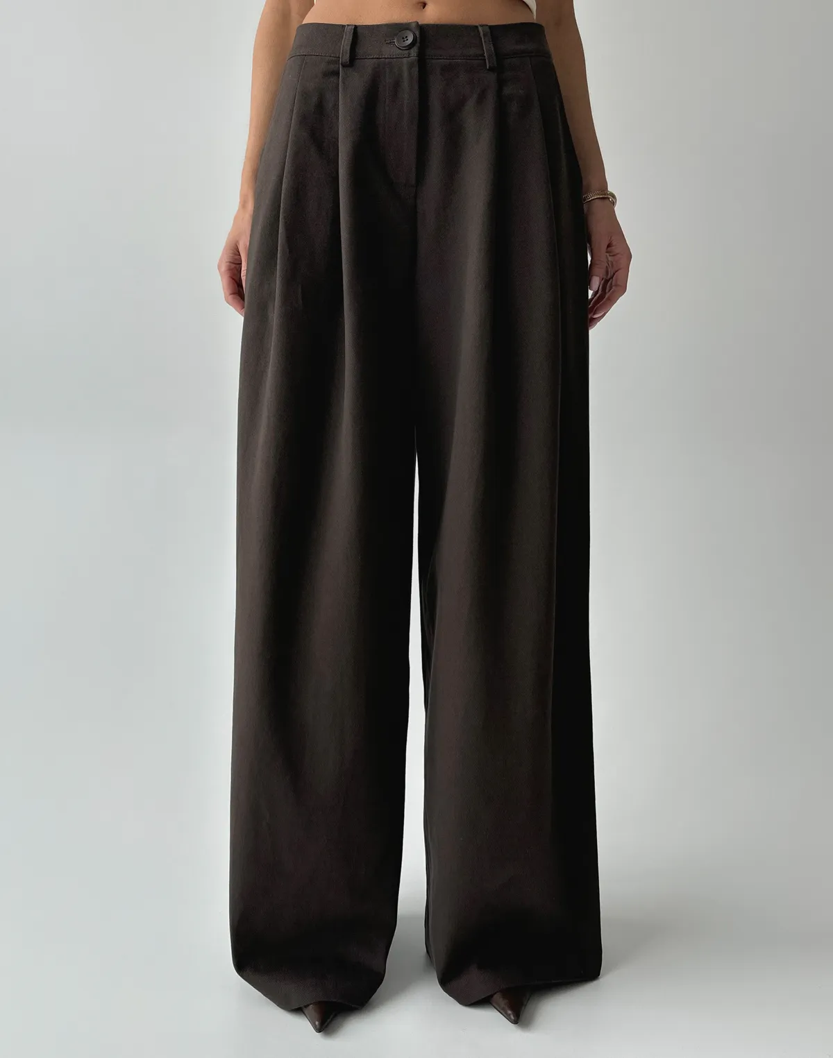 Базові штани з котону вільного крою, шоколадні - Фото 1