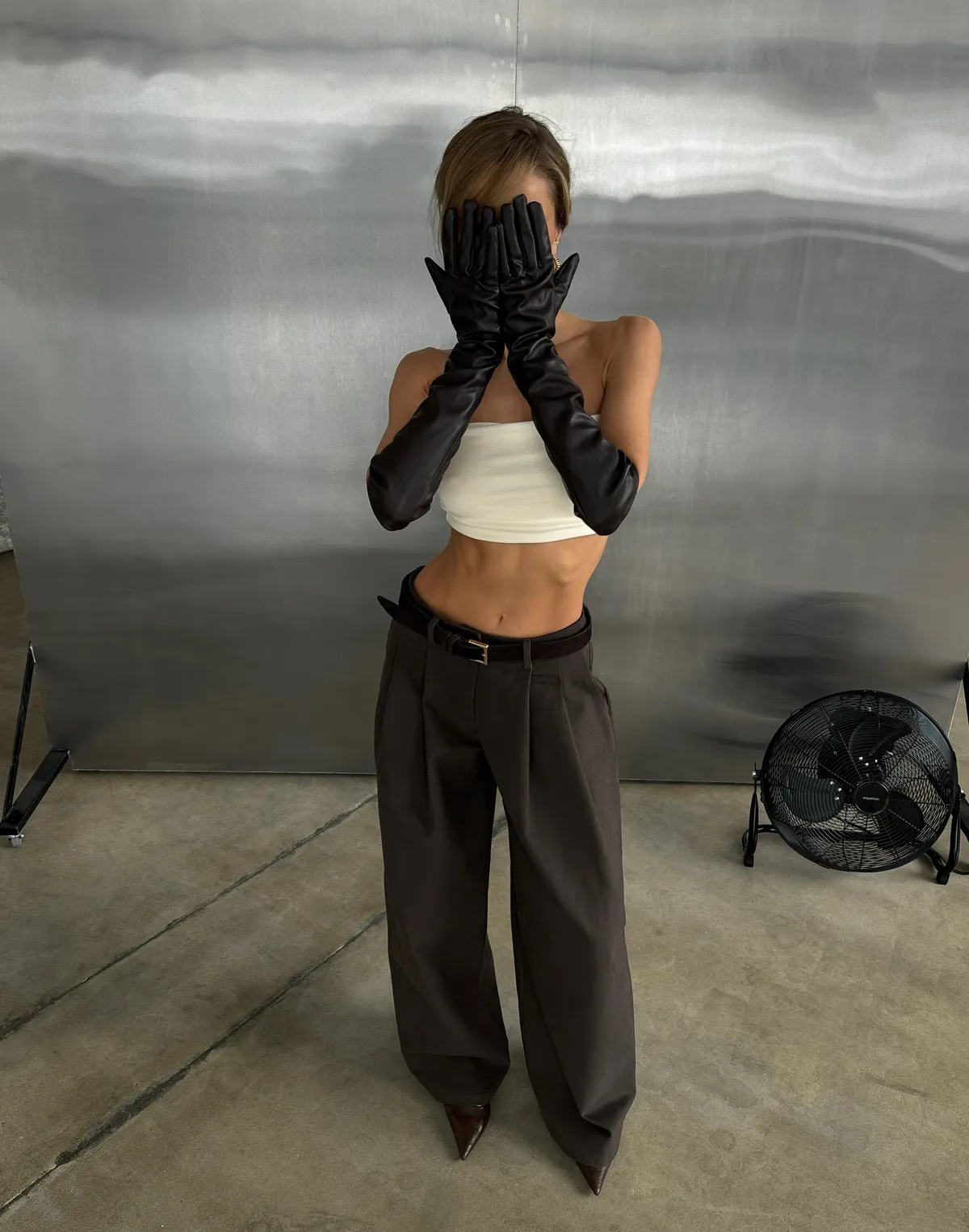 Базові штани з котону вільного крою, шоколадні - Фото 6