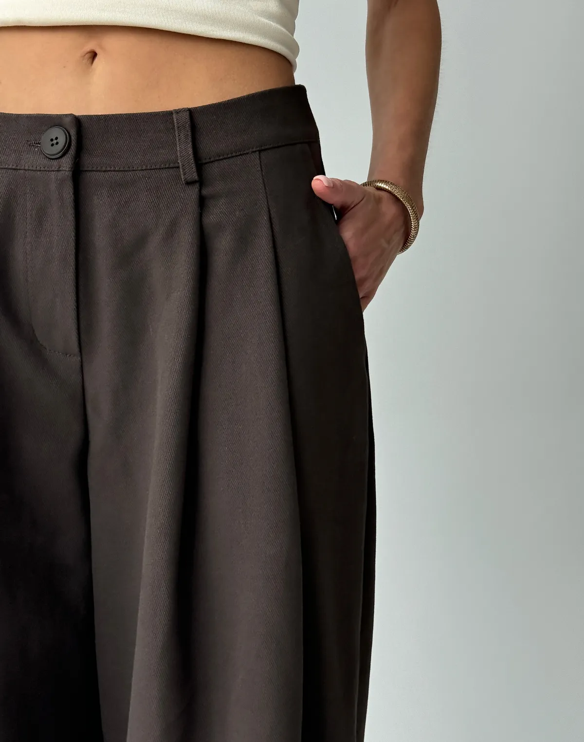 Базові штани з котону вільного крою, шоколадні - Фото 5