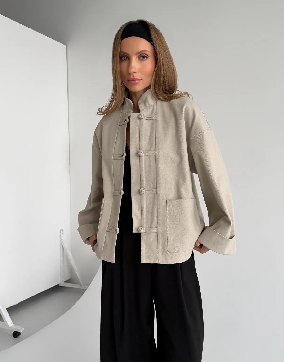 Котонова весняна оверсайз куртка в азійському стилі, бежева - Фото 7