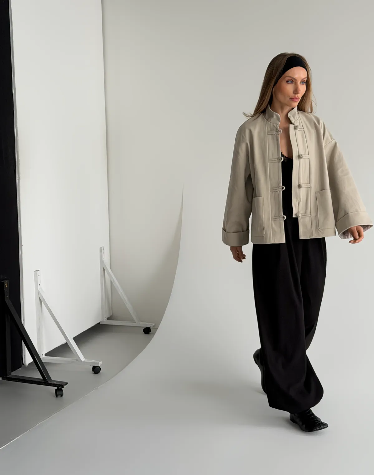 Котонова весняна оверсайз куртка в азійському стилі, бежева - Фото 6