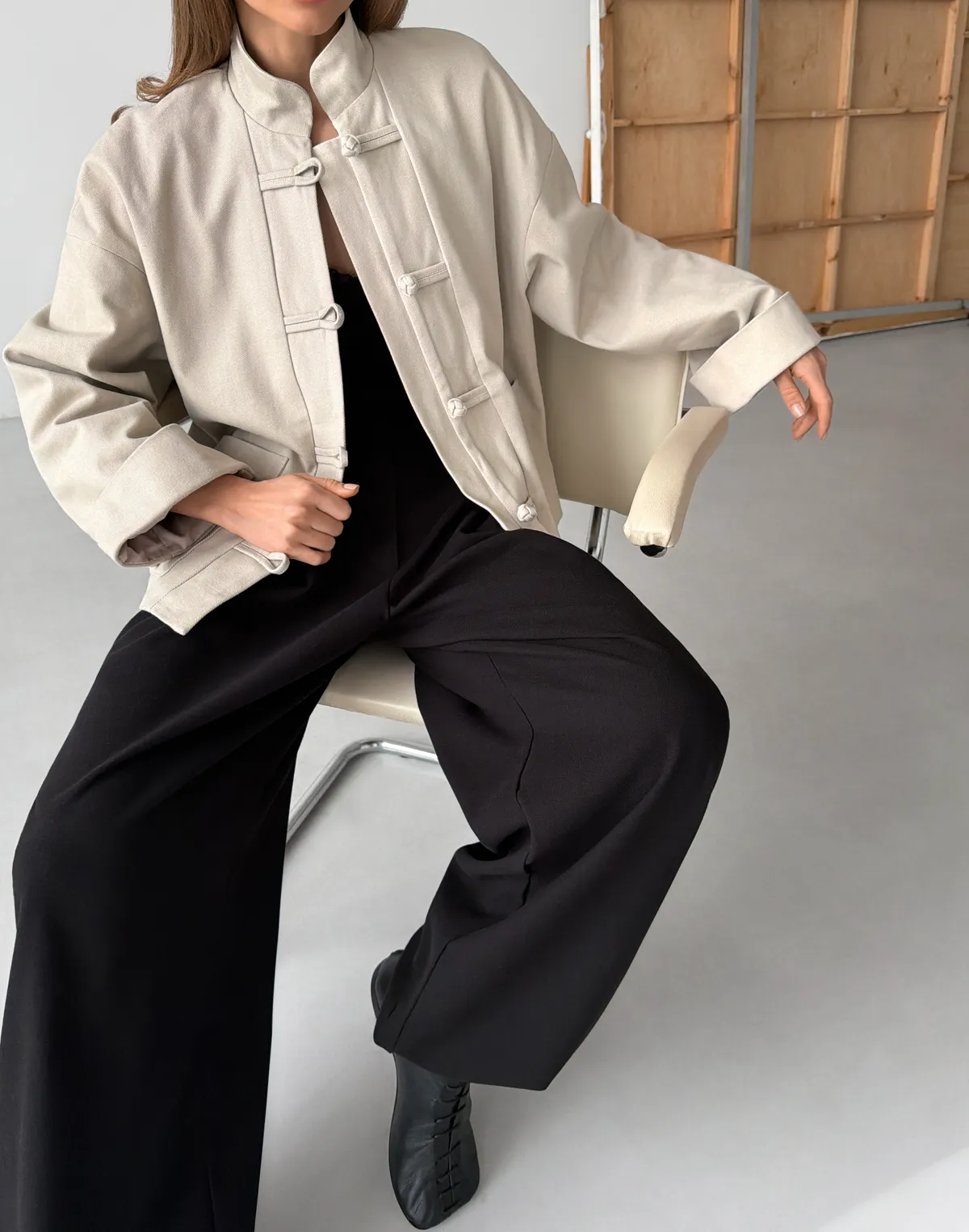 Котонова весняна оверсайз куртка в азійському стилі, бежева - Фото 4