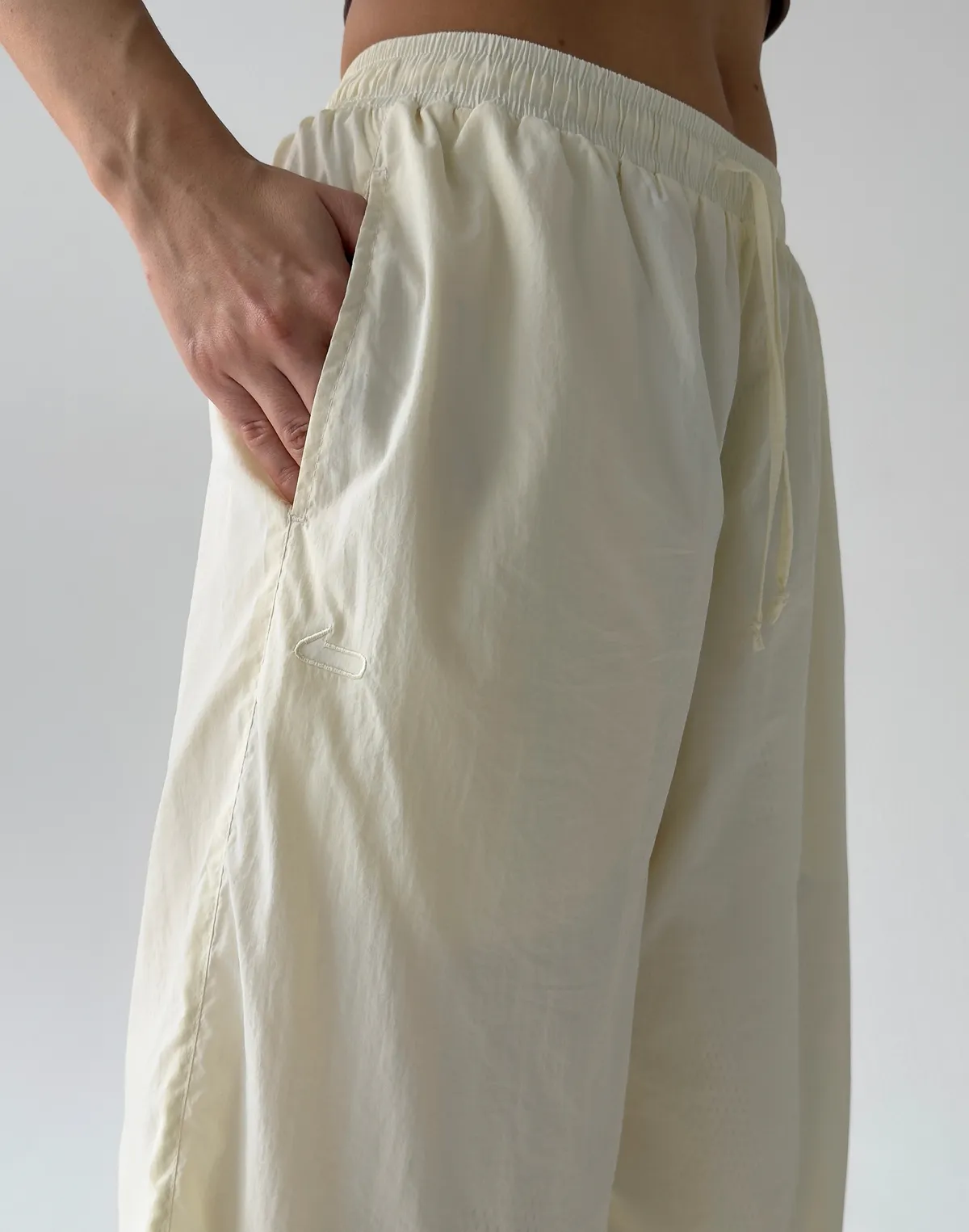 Джогери з плащової тканини з ефектом пом'ятості, шампань - Фото 5