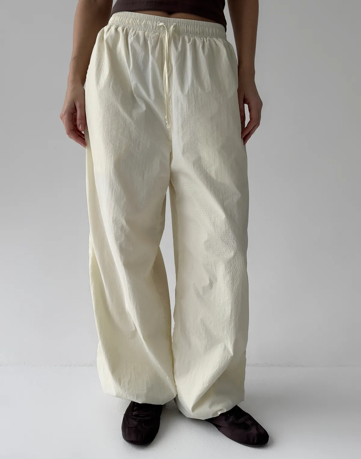 Джогери з плащової тканини з ефектом пом'ятості, шампань - Фото 1