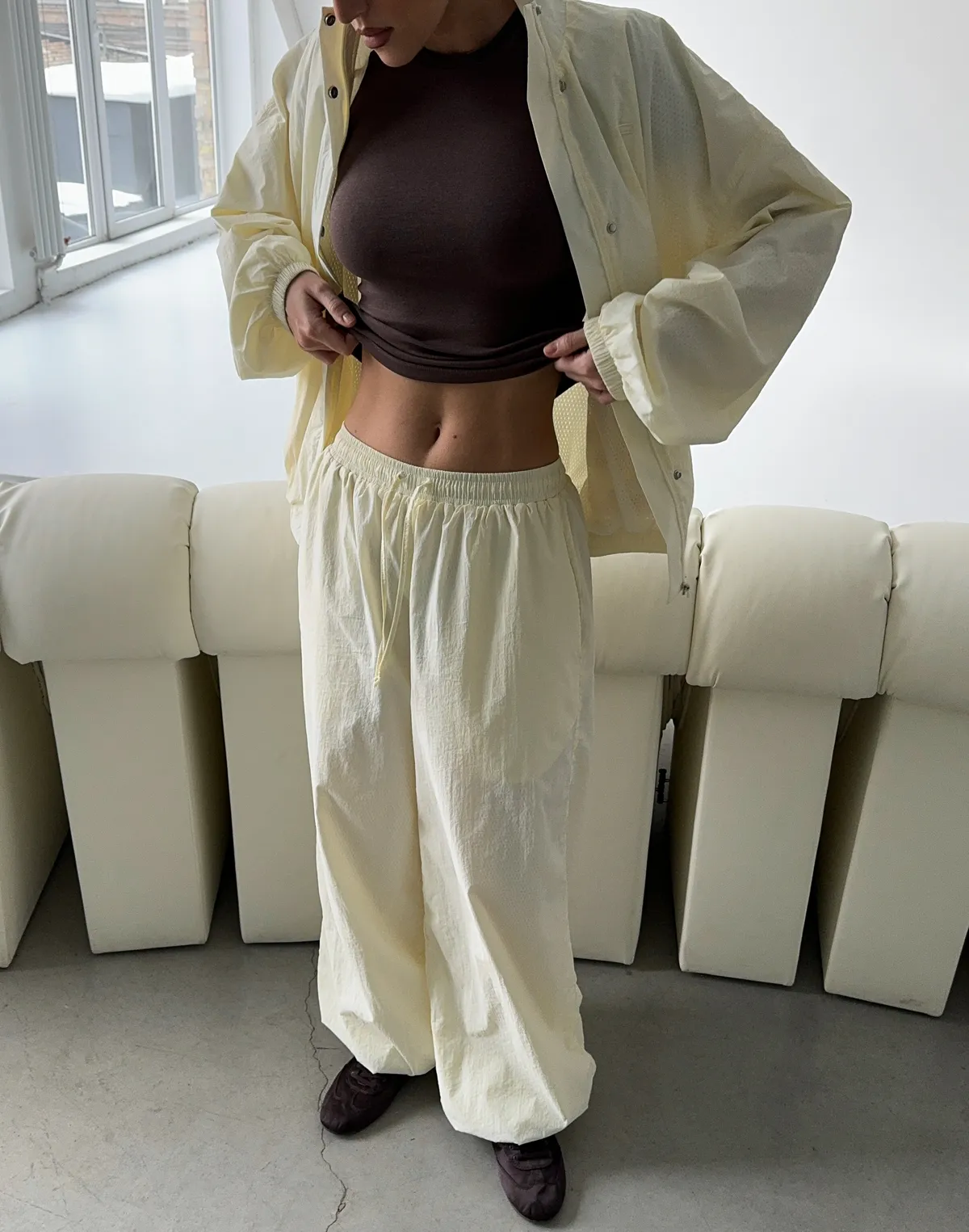 Джогери з плащової тканини з ефектом пом'ятості, шампань - Фото 6