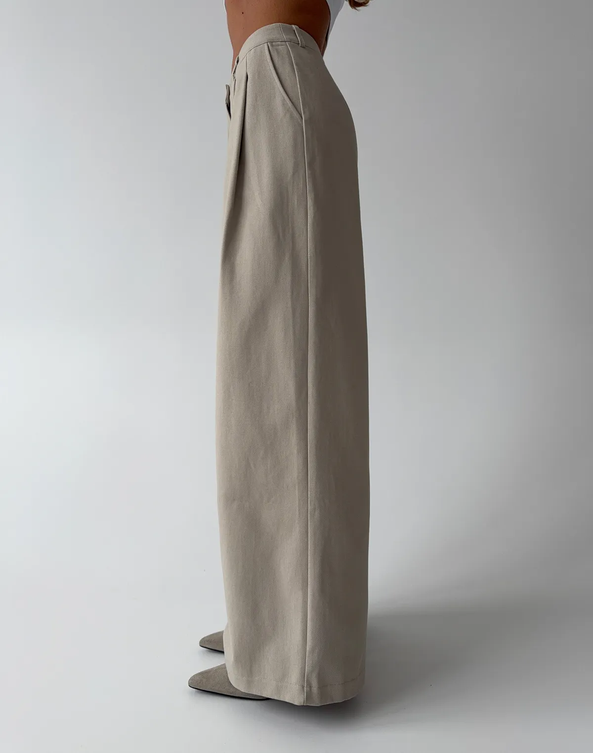 Базові штани з котону вільного крою, бежеві - Фото 6