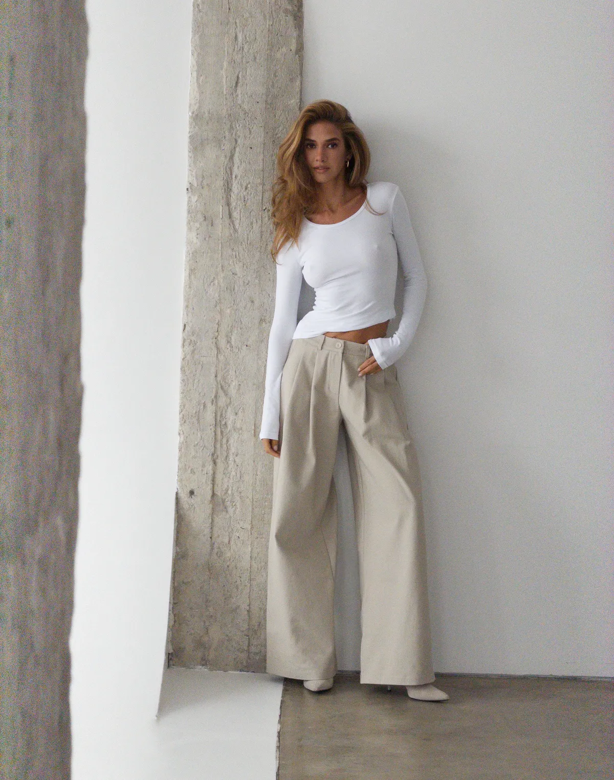 Лонгслів жіночий базовий по фігурі, білий - Фото 3