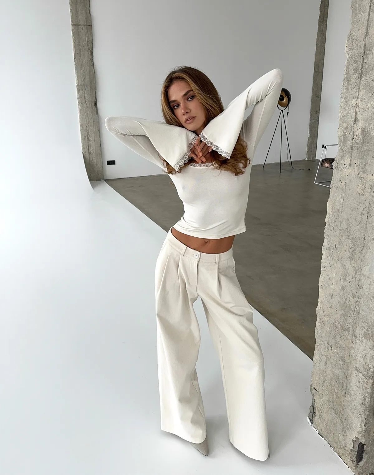 Базові штани з котону вільного крою, молочні - Фото 8