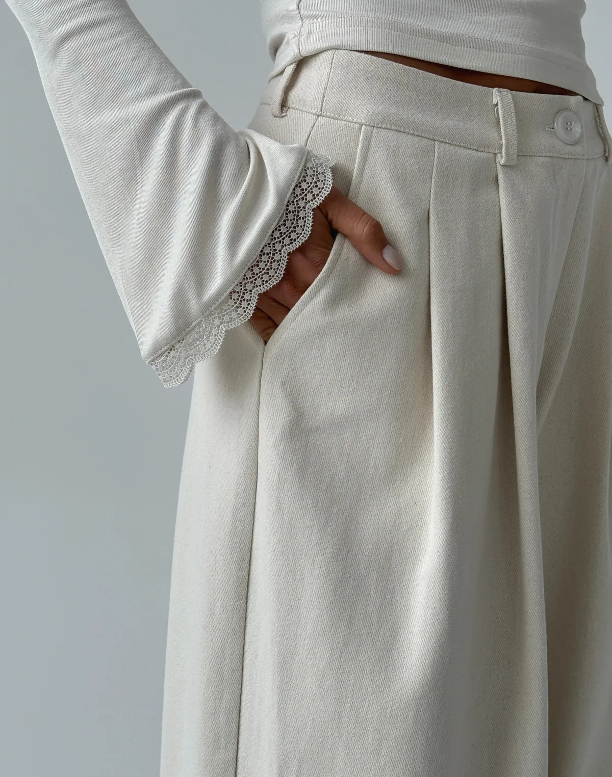 Базові штани з котону вільного крою, молочні - Фото 7