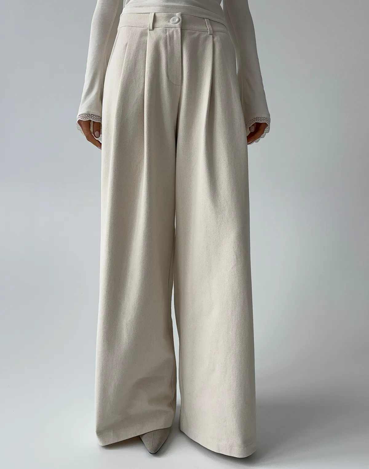 Базові штани з котону вільного крою, молочні - Фото 1