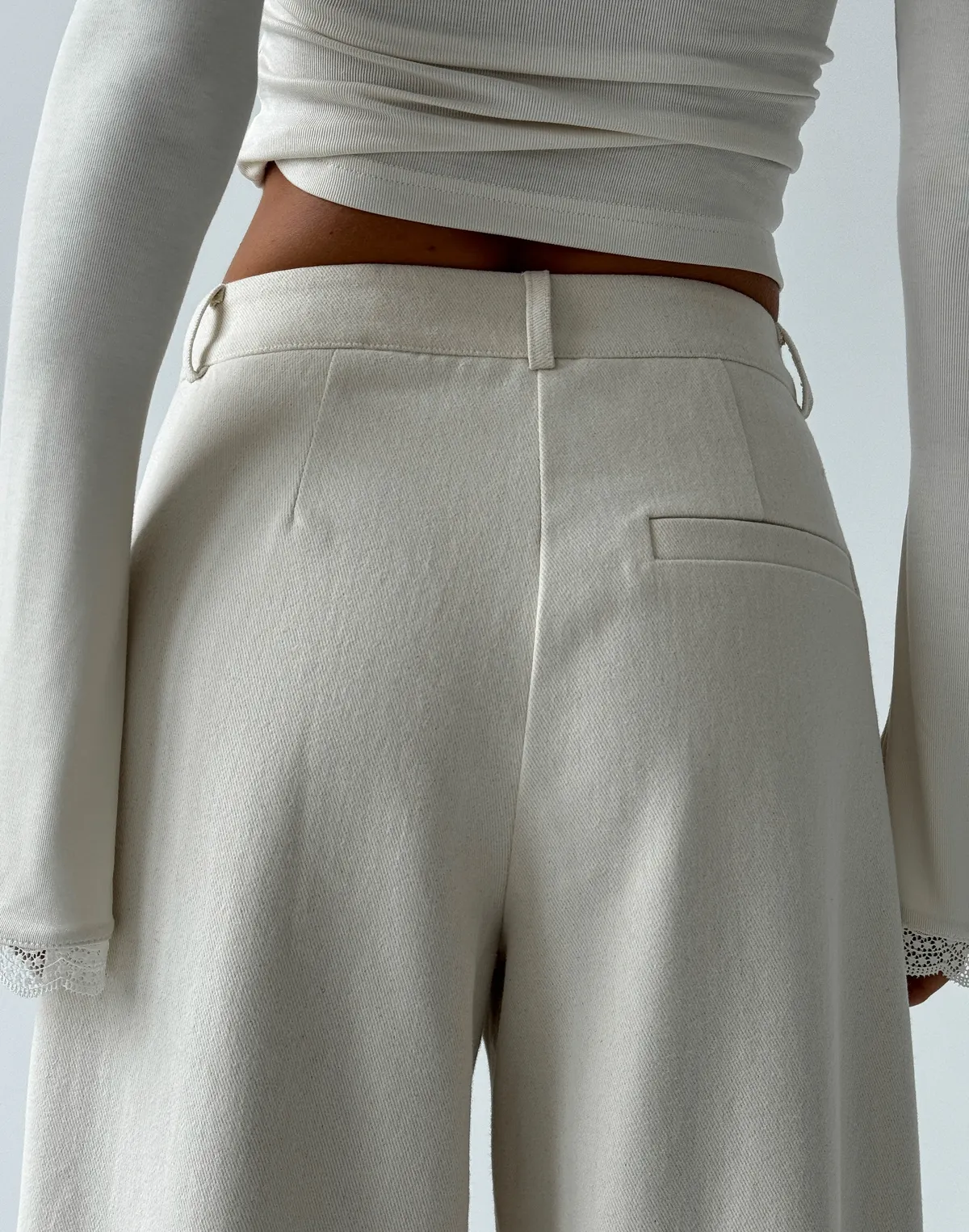 Базові штани з котону вільного крою, молочні - Фото 6