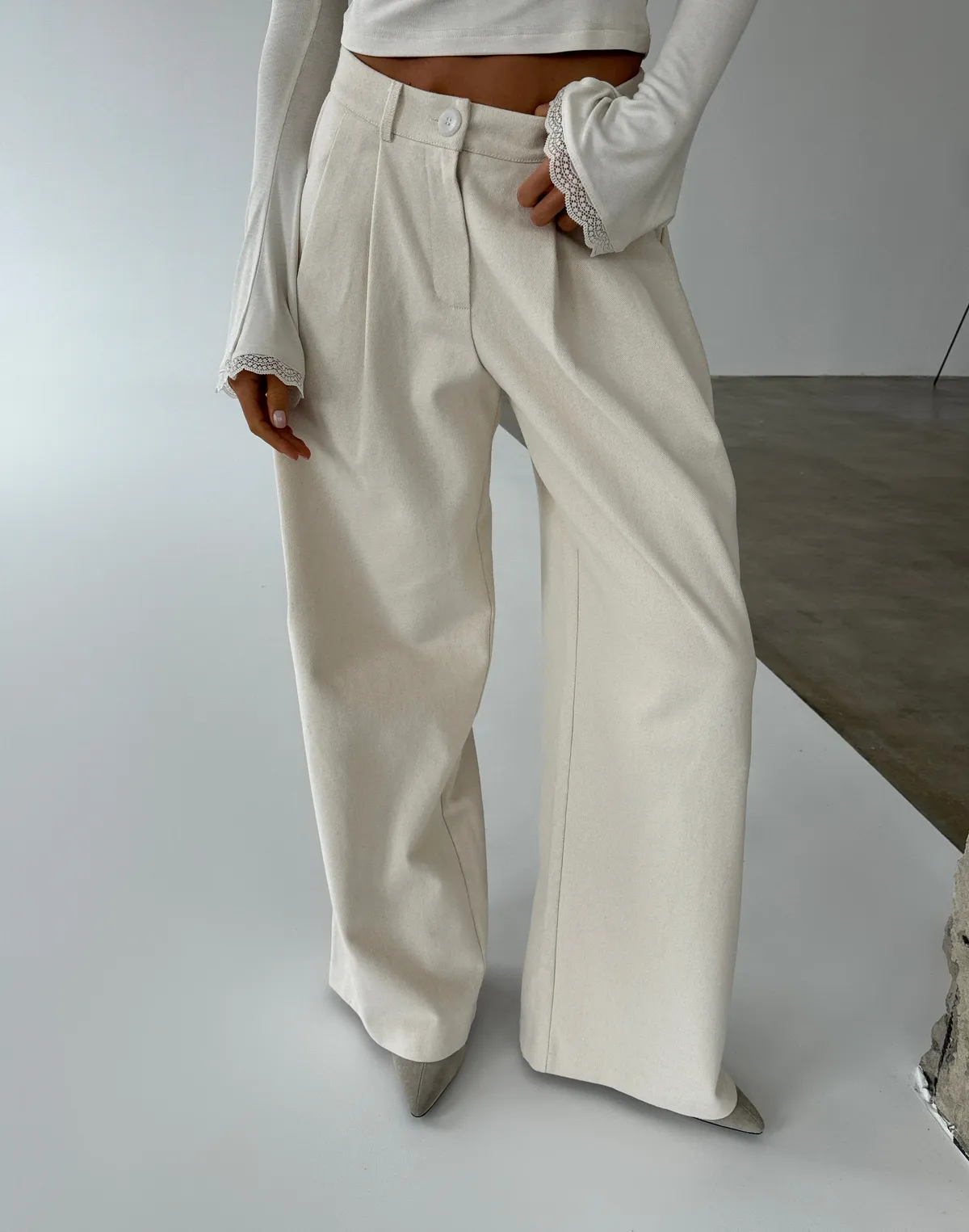 Базові штани з котону вільного крою, молочні - Фото 5