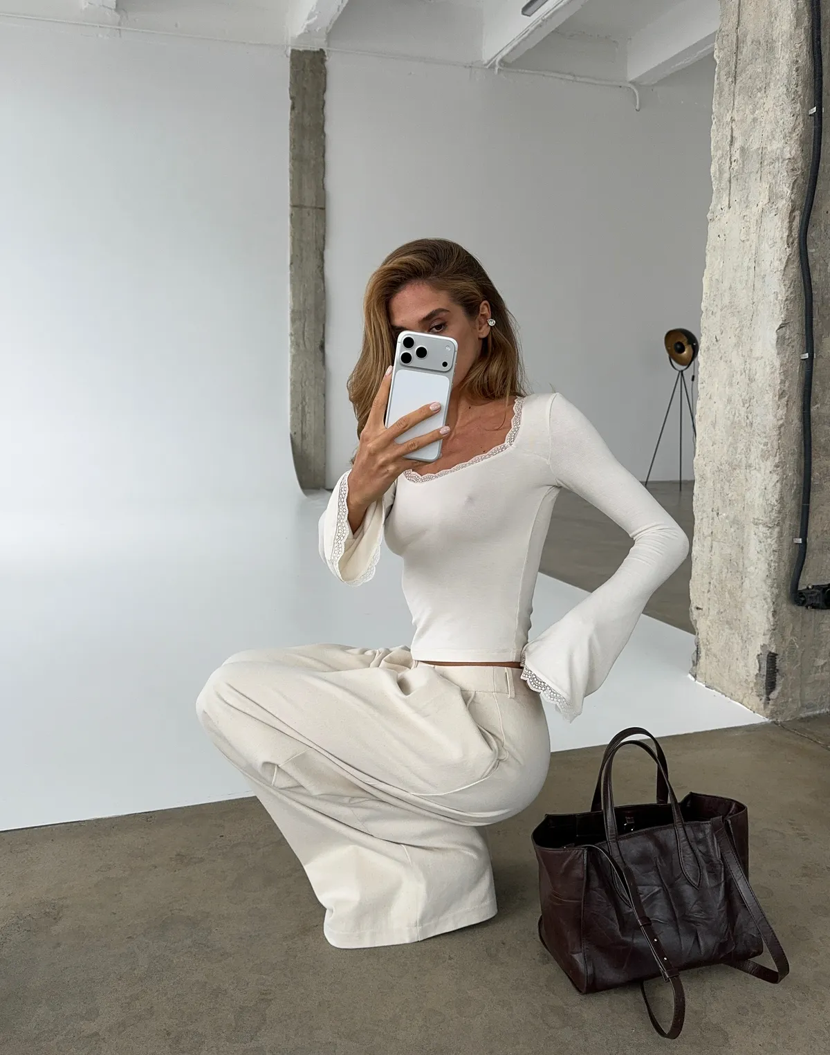 Базові штани з котону вільного крою, молочні - Фото 4