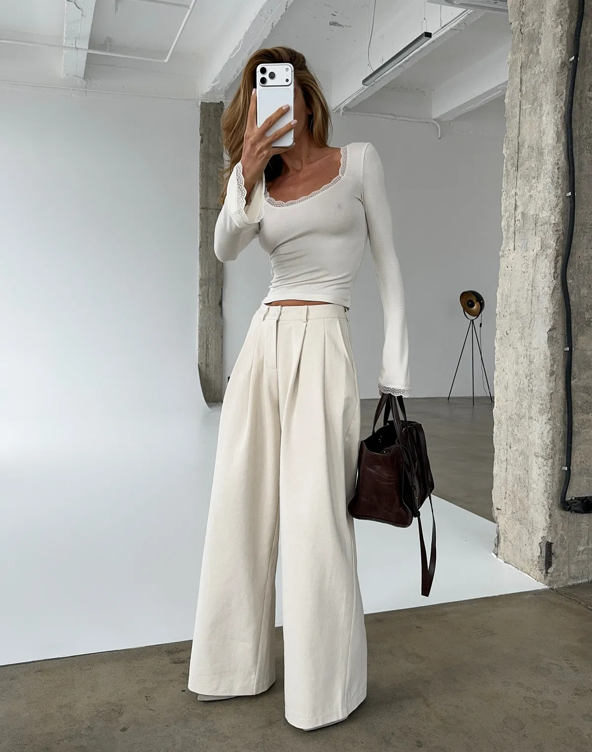 Базові штани з котону вільного крою, молочні - Фото 3