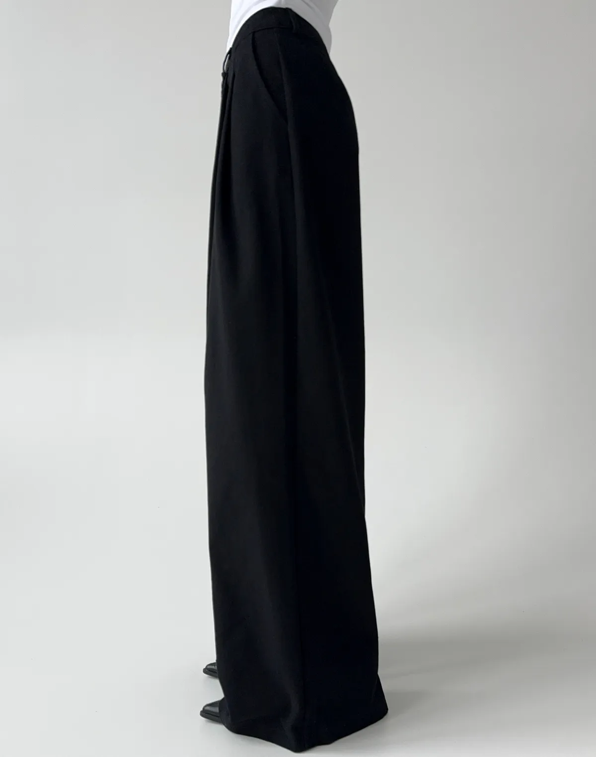 Базові штани з котону вільного крою, чорні - Фото 7