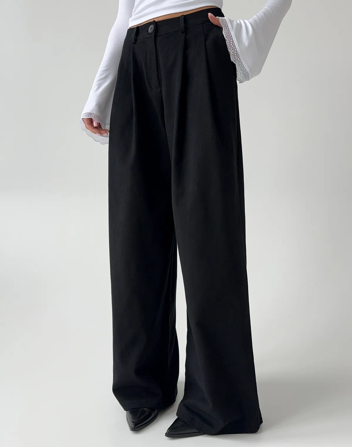 Базові штани з котону вільного крою, чорні - Фото 1