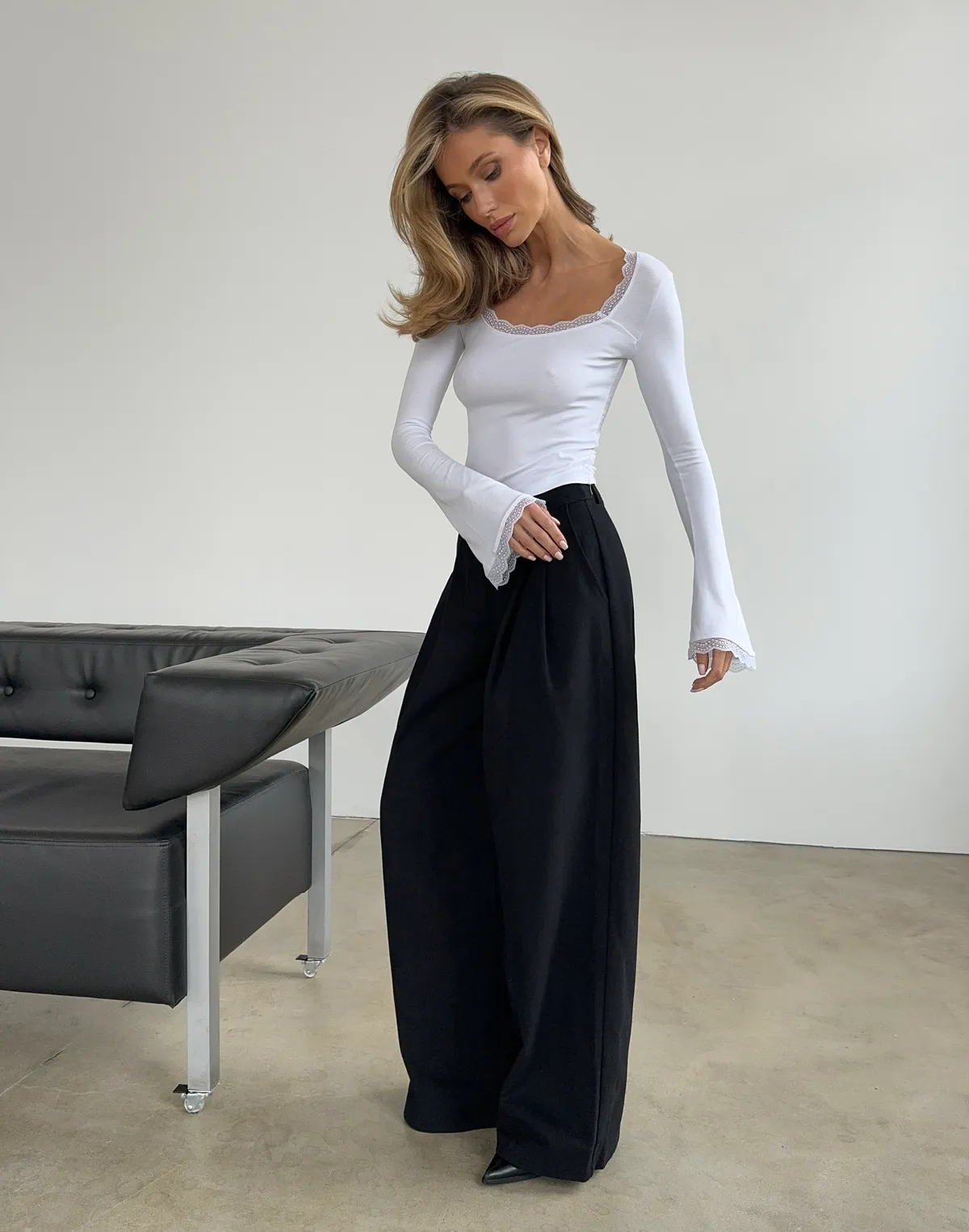 Базові штани з котону вільного крою, чорні - Фото 5