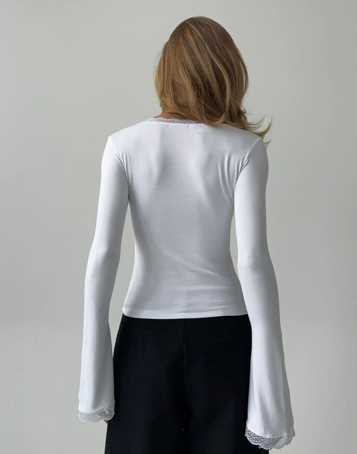 Лонгслів з мереживом та рукавом-кльош, сніжно-білий - Фото 2