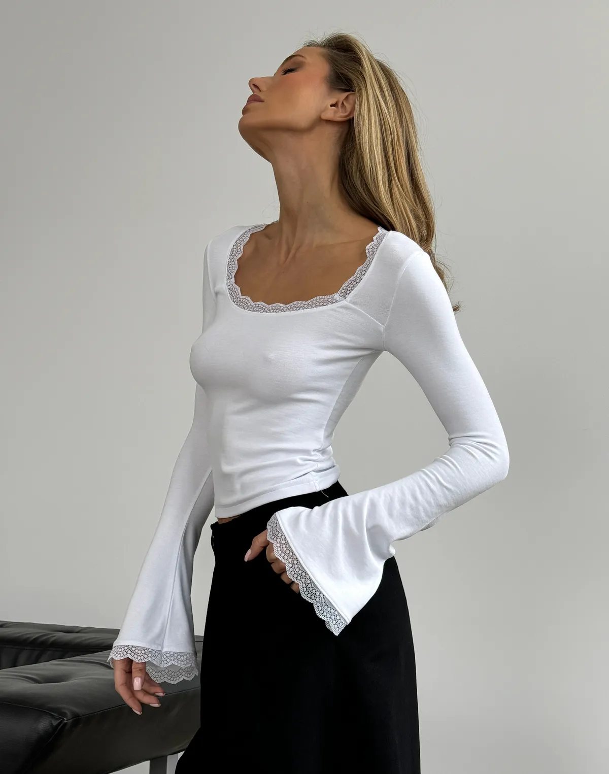 Лонгслів з мереживом та рукавом-кльош, сніжно-білий - Фото 6