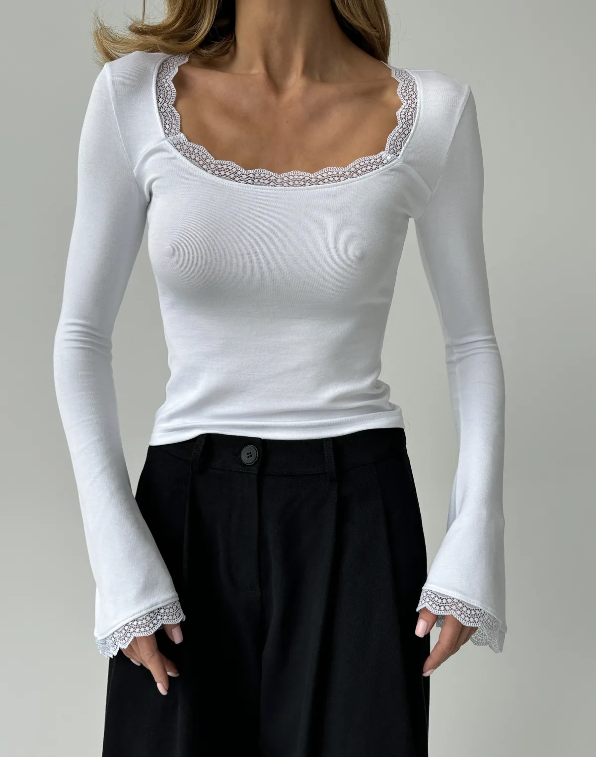 Лонгслів з мереживом та рукавом-кльош, сніжно-білий - Фото 1