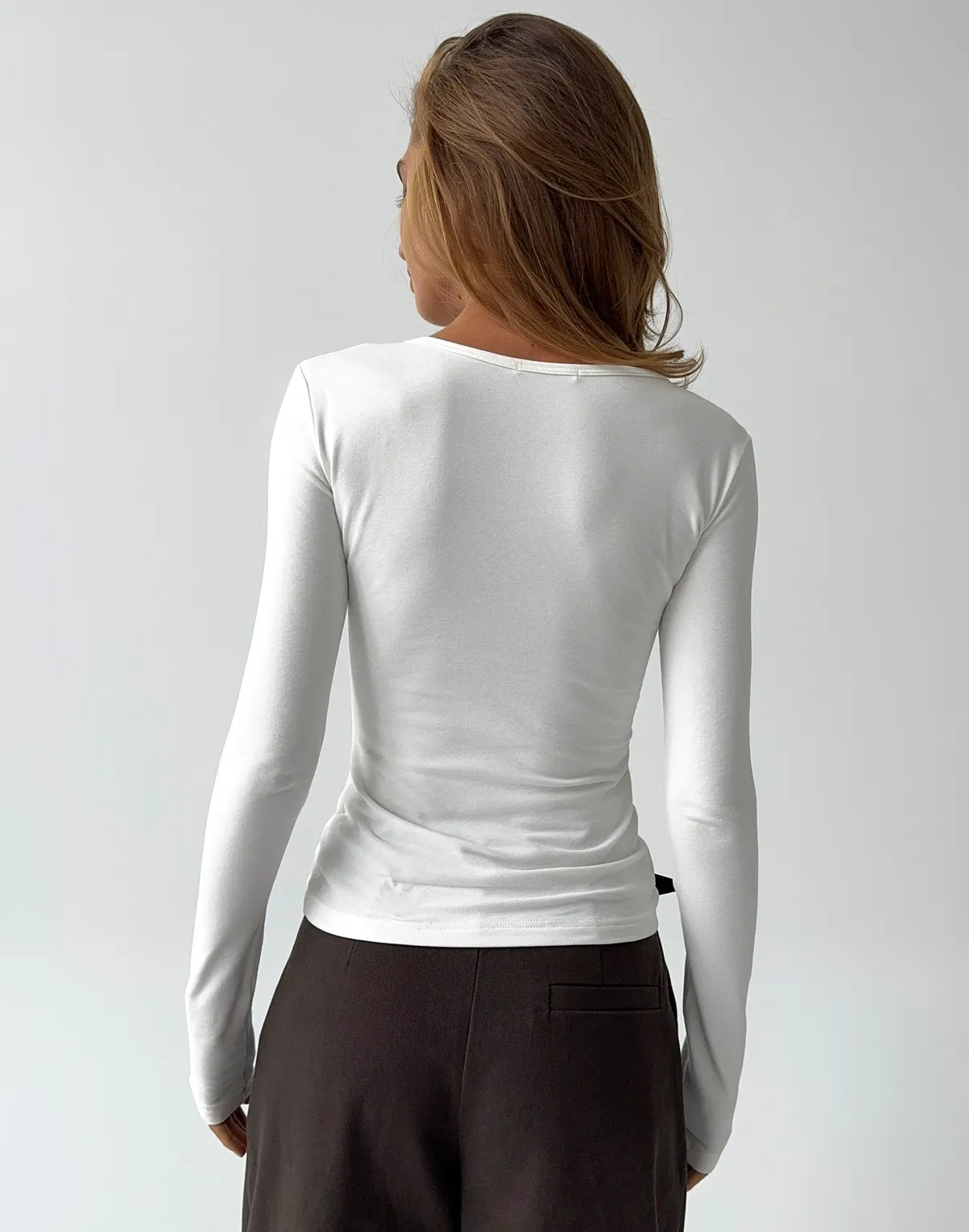 Лонгслів жіночий базовий по фігурі, молочний - Фото 2
