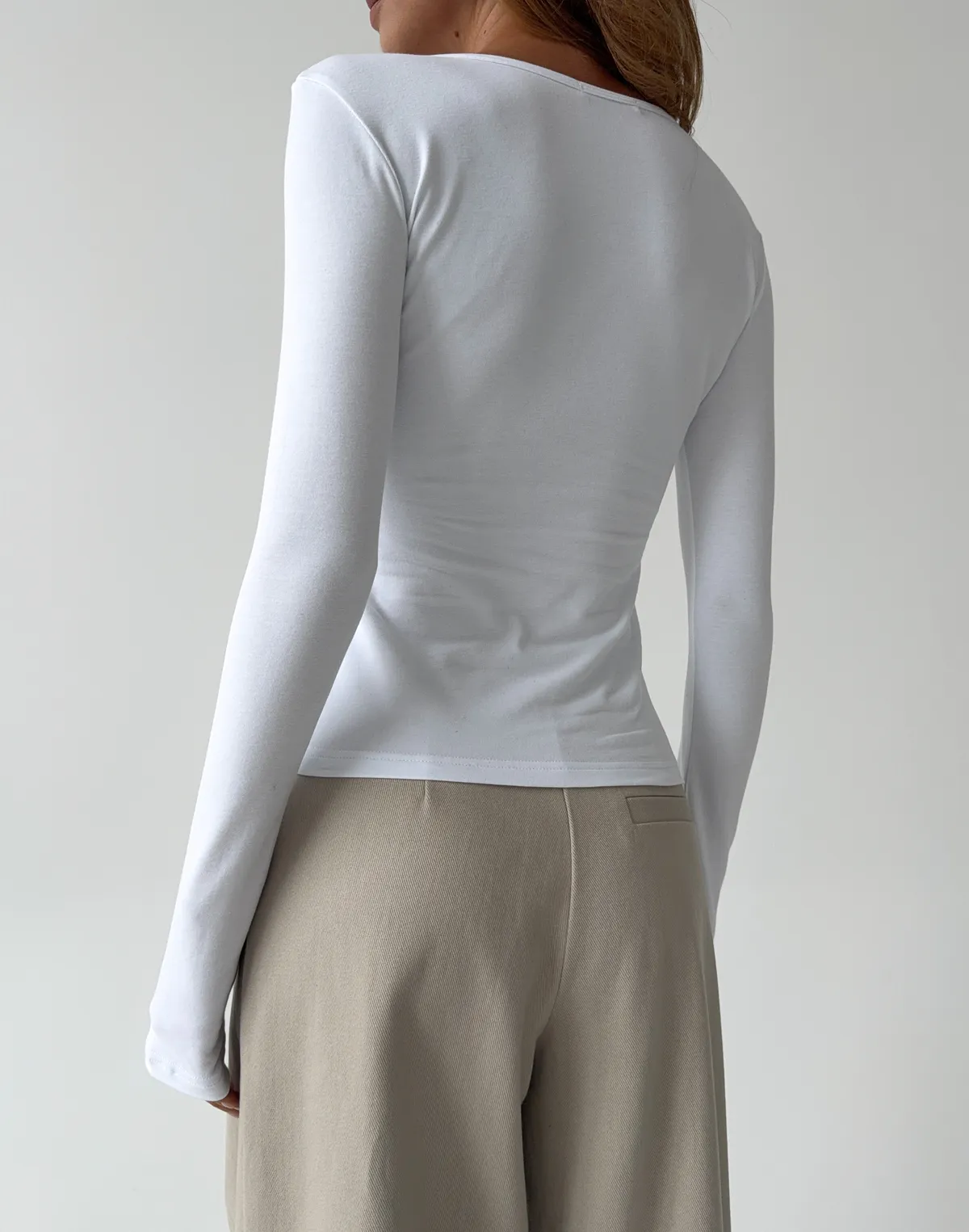 Лонгслів жіночий базовий по фігурі, білий - Фото 2