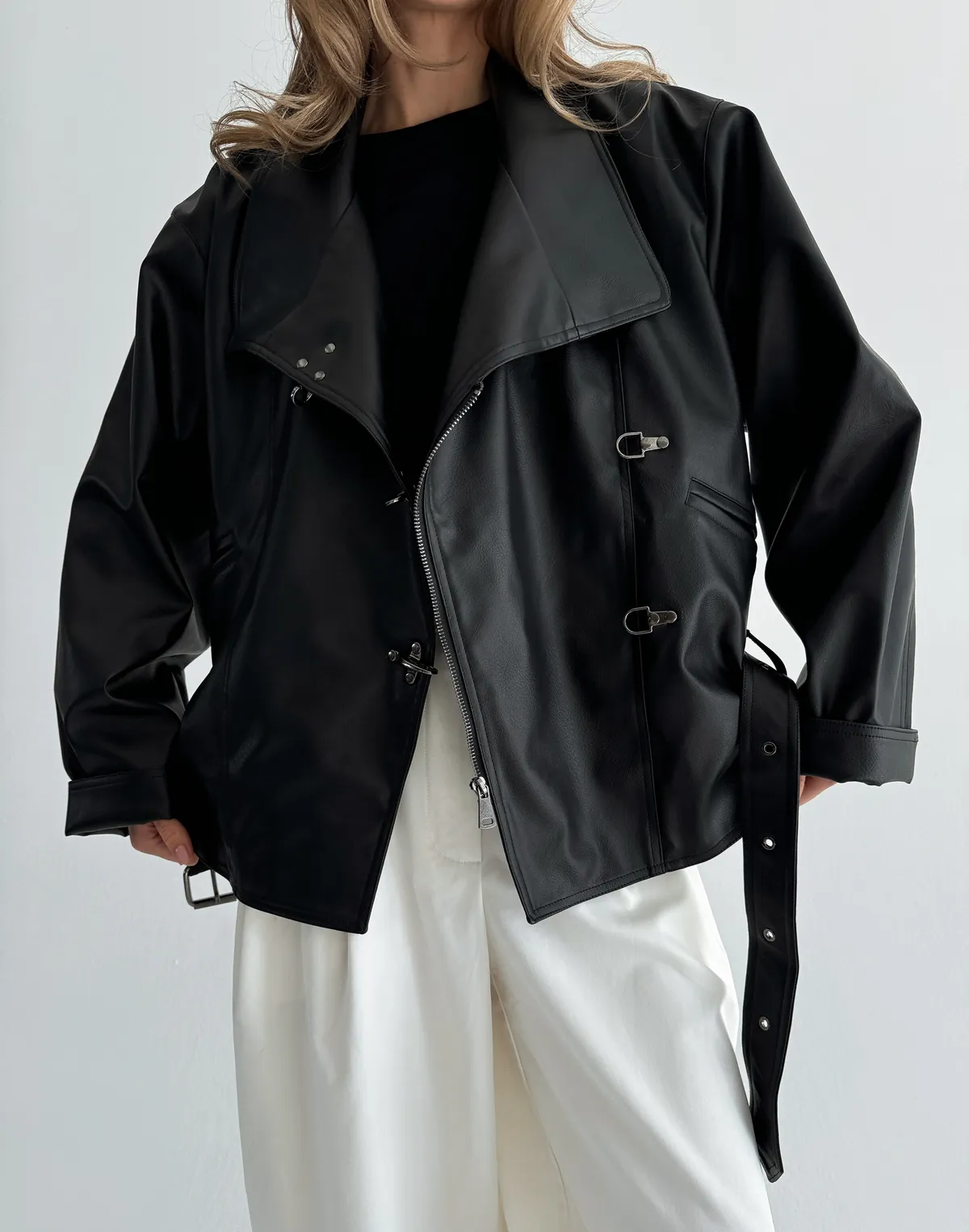 Куртка з екошкіри з декоративними застібками, чорна - Фото 8