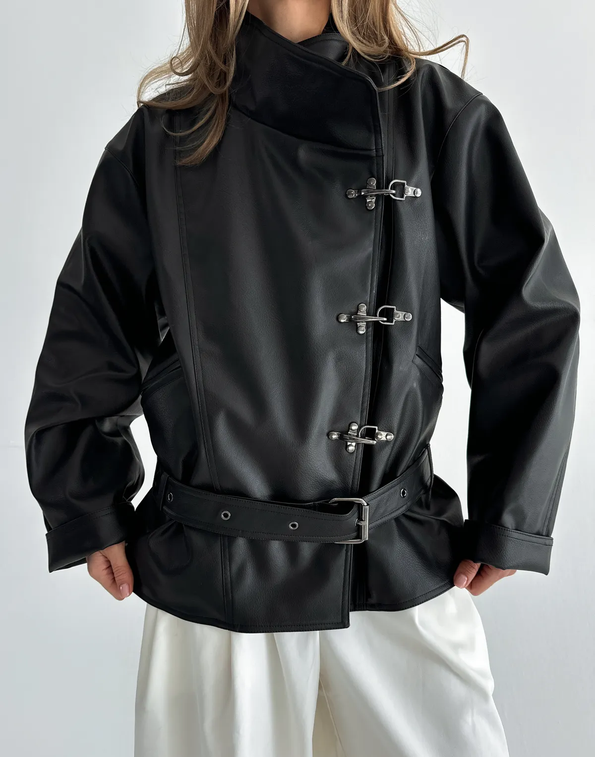 Куртка з екошкіри з декоративними застібками, чорна - Фото 1