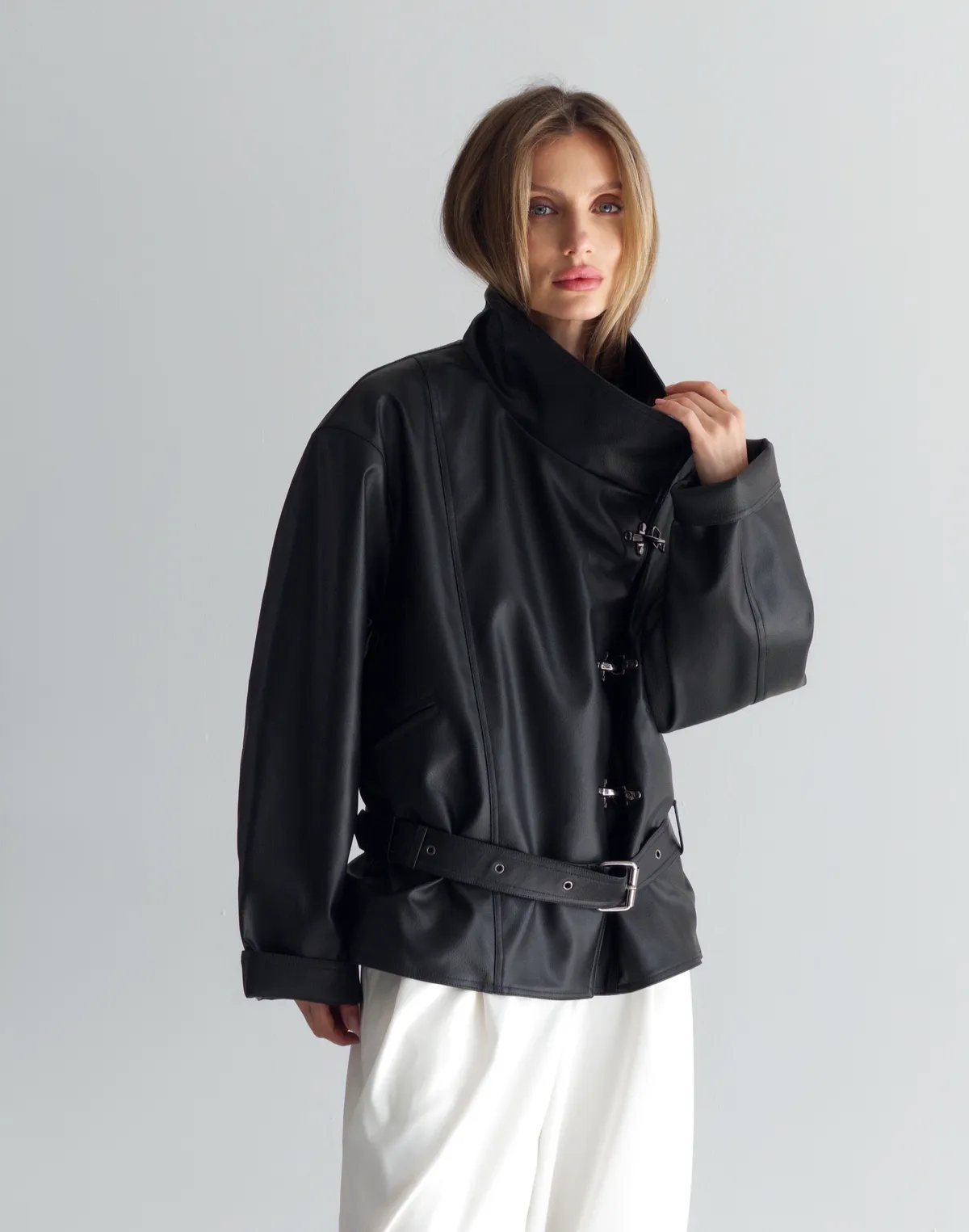 Куртка з екошкіри з декоративними застібками, чорна - Фото 4