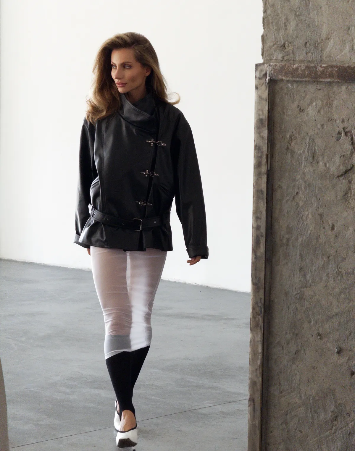 Куртка з екошкіри з декоративними застібками, чорна - Фото 3