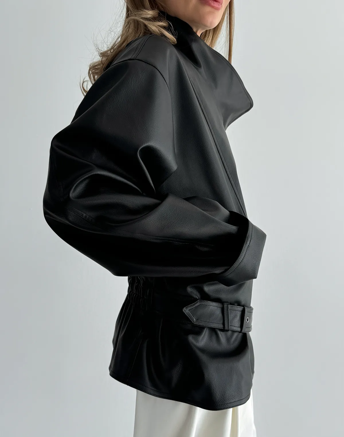 Куртка з екошкіри з декоративними застібками, чорна - Фото 5