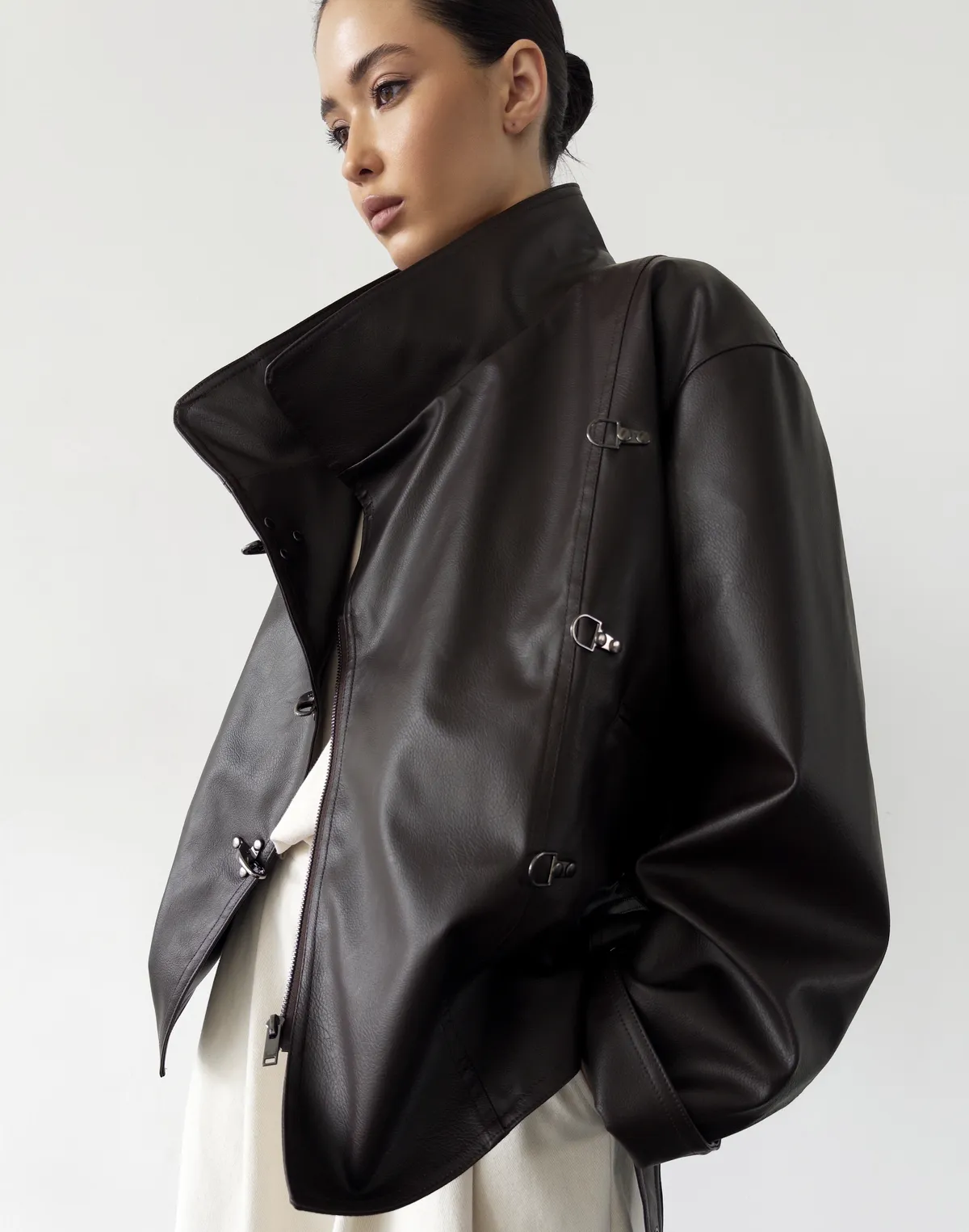 Куртка з екошкіри з декоративними застібками, шоколад - Фото 7