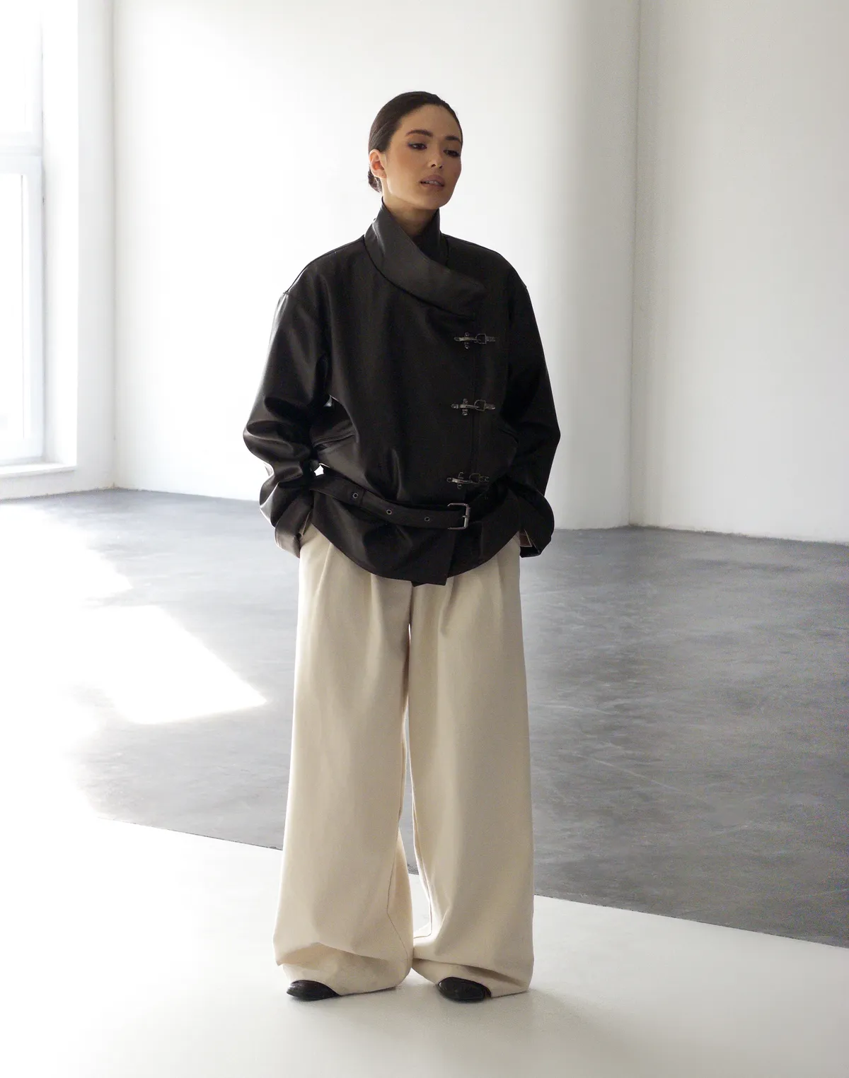 Куртка з екошкіри з декоративними застібками, шоколад - Фото 6