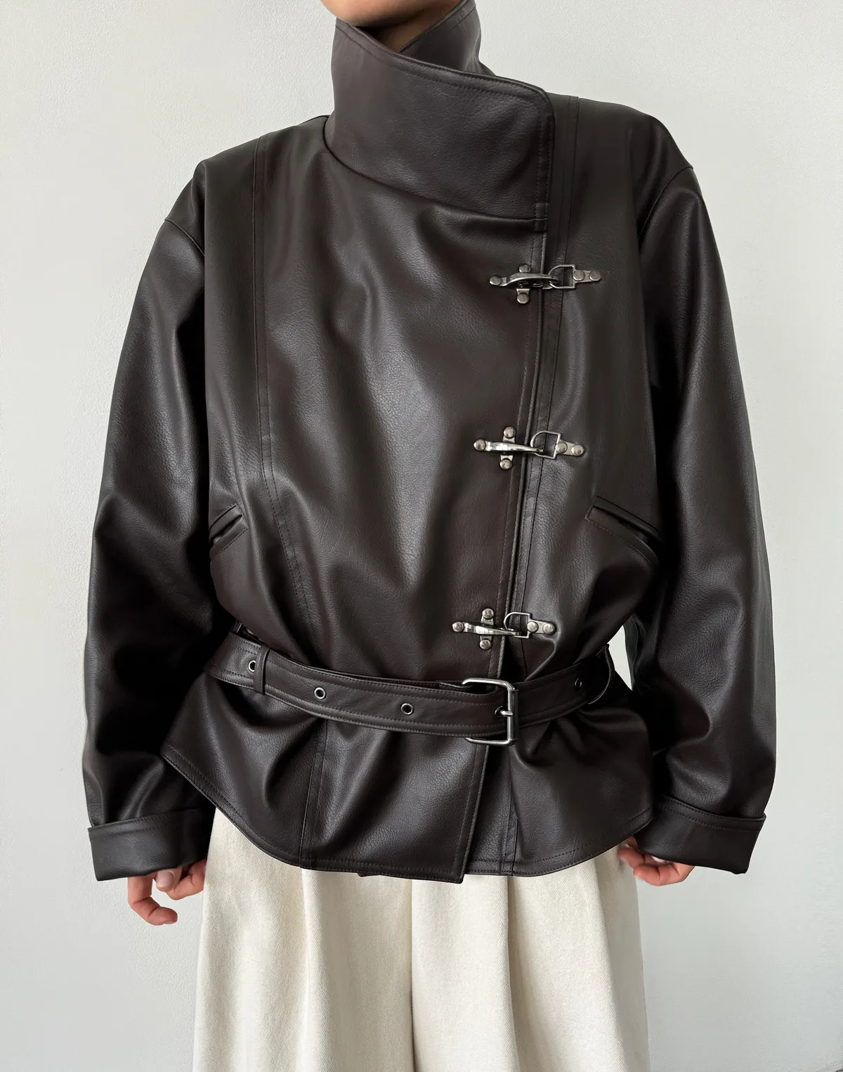 Куртка з екошкіри з декоративними застібками, шоколад - Фото 1