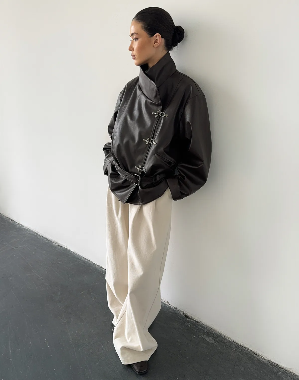 Куртка з екошкіри з декоративними застібками, шоколад - Фото 3